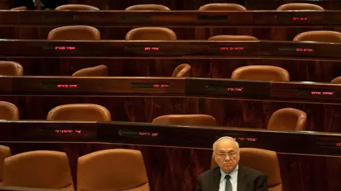 חברי סיעת קדימה "מטהרים את האוויר המסריח" כלשונם שנוצר על ידי בנימין נתניהו וחברי ממשלתו, ינואר 2011