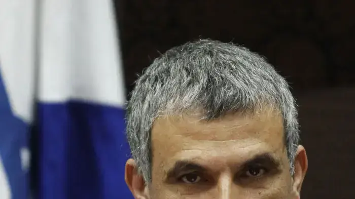 שר הרווחה הנכנס משה כחלון יחד עם שר הרווחה היוצא יצחק בוז'י הרצוג, ינואר 2011 שר הרווחה הנכנס משה כחלון יחד עם שר הרווחה היוצא יצחק בוז'י הרצוג, ינואר 2011
