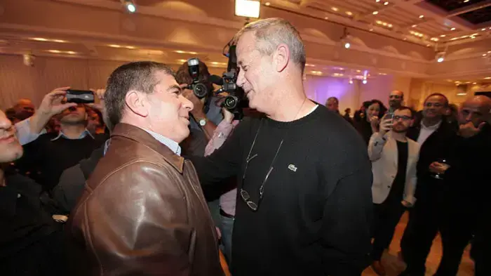 בני גנץ וגבי אשכנזי במסיבתו של מנחם הורוביץ שחגג את מעברו לתל אביב מקריית שמונה, פברואר 2011
