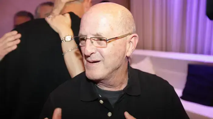 יוסי פלד במסיבתו של מנחם הורוביץ שחגג את מעברו לתל אביב מקריית שמונה, פברואר 2011 יוסי פלד במסיבתו של מנחם הורוביץ שחגג את מעברו לתל אביב מקריית שמונה, פברואר 2011