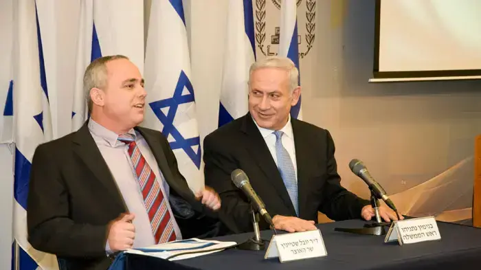 ראש הממשלה בנימין נתניהו ושר האוצר יובל שטייניץ במסיבת עיתונאים על הטבות לאזרחי המדינה בעקבות ההתיקרויות, פברואר 2011