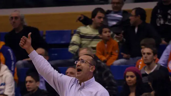 מאמן מכבי חיפה עמי נאווי