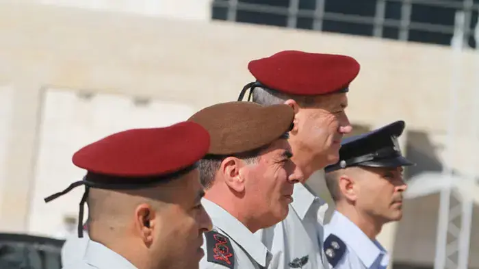 הרמטכ"ל היוצא גבי אשכנזי והרמטכ"ל הנכנס בני גנץ, פברואר 2011