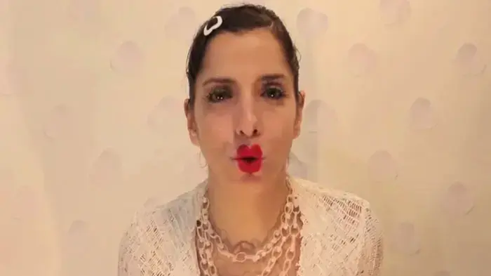 יעל קראוס בקליפ לשיר "How Sweet"