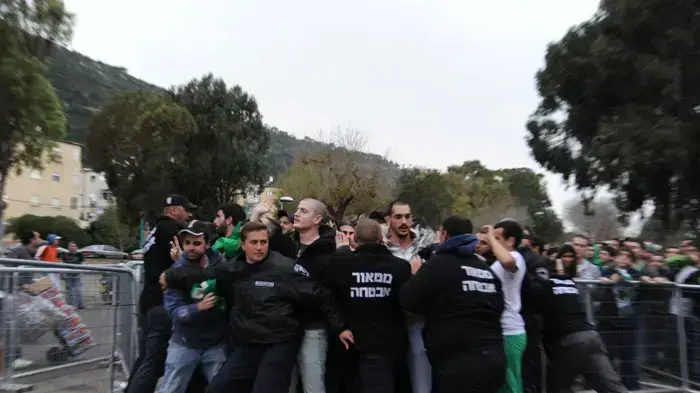 אוהדי מכבי חיפה צובאים על קופות הכרטיסים לקראת משחק העונה