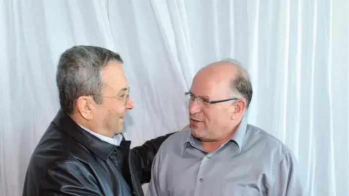 שר הביטחון אהוד ברק במהלך פרידה מראש המל"ל, עוזי ארד