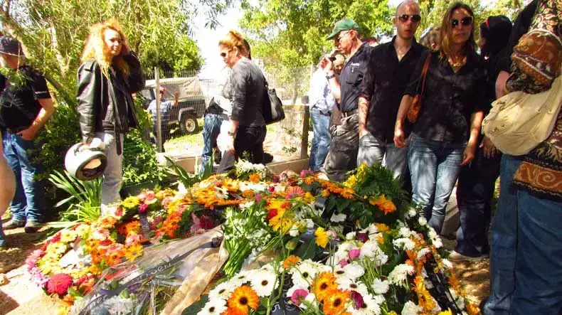 העיתונאי טל שביט הובא למנוחות בקיבוץ מעברות