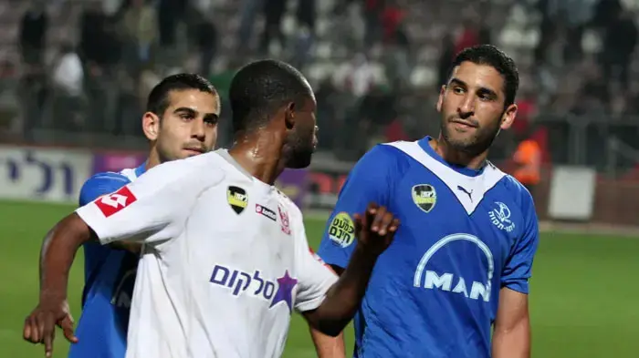 גל כהן שחקן הפועל פתח תקוה מתעמת עם יא יא פטי שחקן בני סכנין, מאחוריו רועי גורדנה