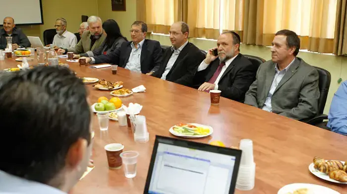 יושב ראש אגף איגוד מקצועי בהסתדרות אבי ניסקורן, סגן שר האוצר יצחק כהן ומנכ"ל משרד הרווחה נחום איצקוביץ בפגישה בין נציגי העובדים הסוציאלים השובתים עם נציגי משרד האוצר וההסתדרות, מרץ 2011