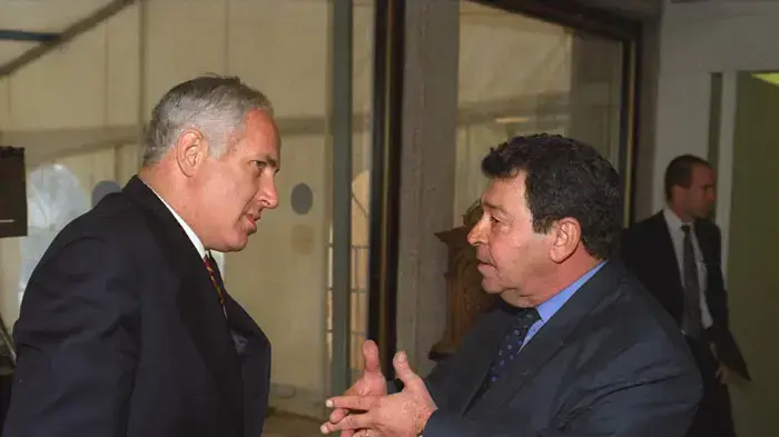 שר השיכון בנימין בן אליעזר ויו"ר הליכוד בנימין נתניהו במעון הנשיא, נובמבר 1995