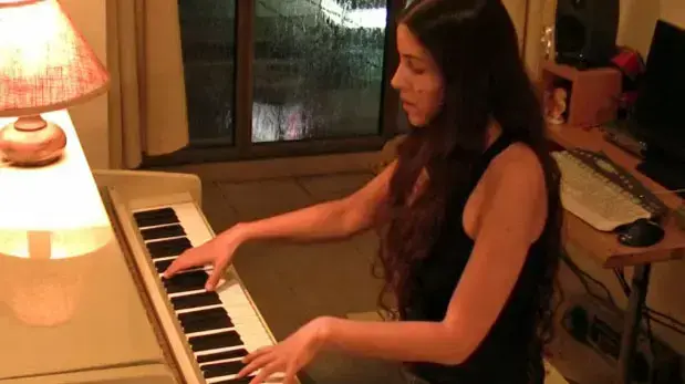 מעיין הירשביין בקליפ לשיר "הספה"