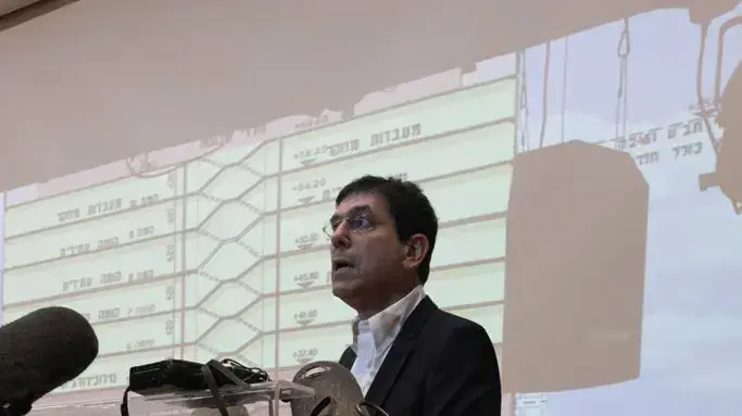 מנכ"ל איכילוב גבי ברבש בסיור לעיתונאים במרכז הלב החדש על שם סמי עופר, מרץ 2011