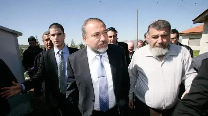 אביגדור ליברמן מבקר ביישוב איתמר אחרי רצח משפחת פוגל, מרץ 2011