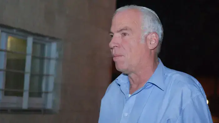 ח"כ אורי אריאל באזכרה לבני משפחת פוגל שנרצחו באיתמר, מרץ 2001 ח"כ אורי אריאל באזכרה לבני משפחת פוגל שנרצחו באיתמר, מרץ 2001