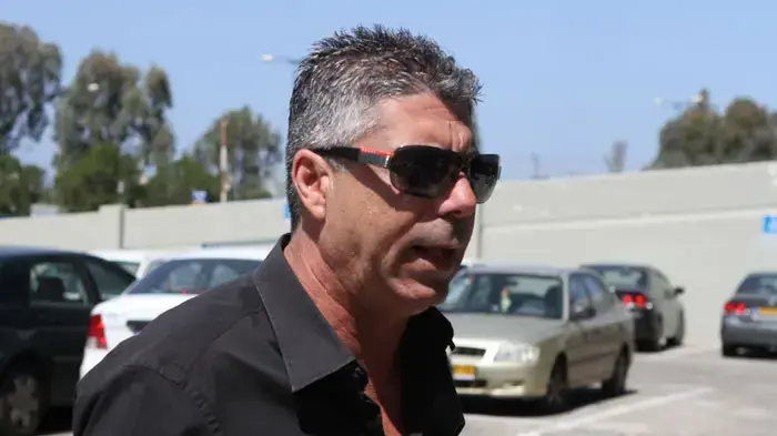 יושב ראש הפועל אשקלון פרוספר אזגי מגיע לפגישה עם איגוד המאמנים
