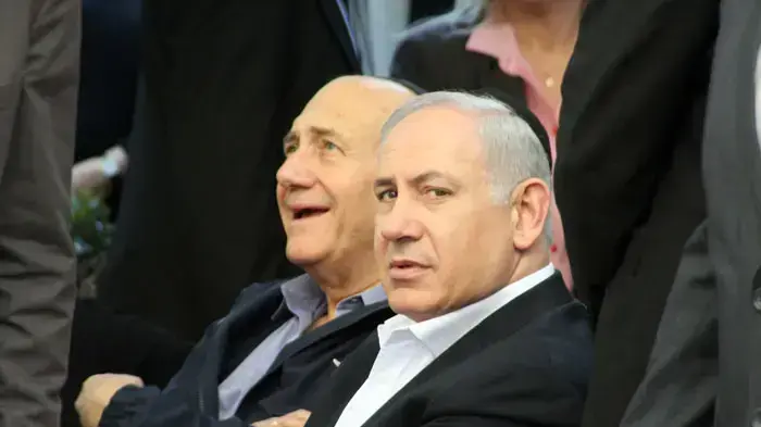 ראש הממשלה בנימין נתניהו וקודמו בתפקיד אהוד אולמרט בהלוויית זאב בוים