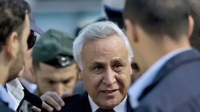 נשיא המדינה לשעבר משה קצב בכניסה לבית המשפט לקראת הקראת גזר דינו,  מרץ 2011