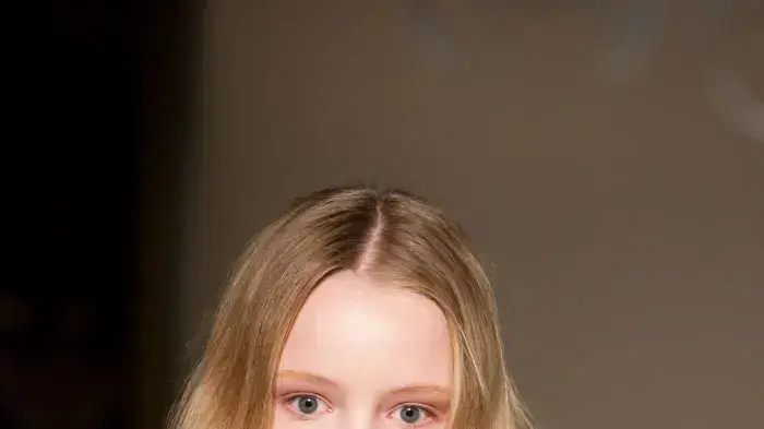 הדוגמנית מוד ולצן בתצוגת אביב/קיץ 2011 של Collette Dinnigan בפריז, אוקטובר 2011
