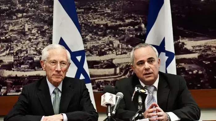 שר האוצר, יובל שטייניץ ונגיד בנק ישראל, סטנלי פישר בהגשת דוח בנק ישראל השנתי, מרץ 2011