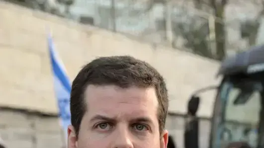יושב ראש תנועת אם תרצו, רונן שובל, בהפגנה מול ביתה של נעמי חזן בה הם זורקים את דו"ח גולדסטון לפח, אפריל 2011