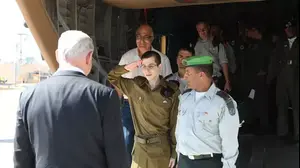 גלעד שליט מצדיע לראש הממשלה בנימין נתניהו עם חזרתו של גלעד, אוקטובר 2011