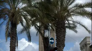 מצלמה בכיכר השעון ביפו אשר הוצבה כחלק מפרויקט של עיריית תל אביב להציב מצלמות לאכיפת חניה אסורה, פברואר 2014