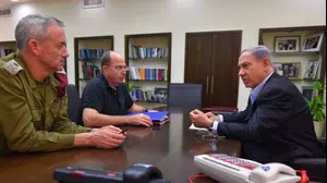 ראש הממשלה בנימין נתניהו עם שר הביטחון יעלון והרמטכ"ל גנץ בהערכת מצב בקריה, יולי 2014