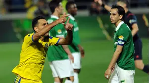 ערן זהבי שחקן מכבי תל אביב (שמאל) מול יוסי בניון שחקן מכבי חיפה