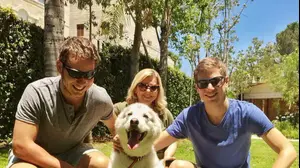 אבנר, יאיר ושרה נתניהו עם הרכש החדש למשפחה, הכלבה קאיה