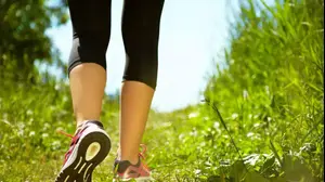 אישה רצה או צועדת