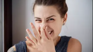 אישה מריחה ריח רע