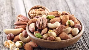 קערה מלאה באגוזים