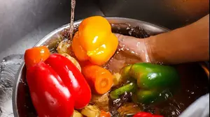 שטיפת ירקות במים