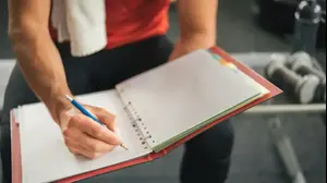 גבר כותב באימון גופני