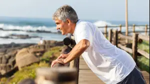 גבר מתעמל על שפת הים