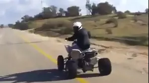 רוכבים בפראות על טרקטורון