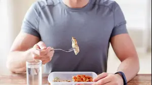 איש אוכל מקופסת פלסטיק