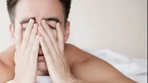 גבר עייף קם בבוקר