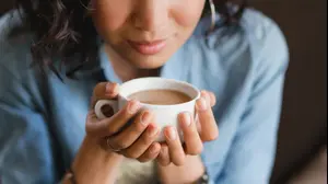 אישה שותה קפה