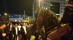 חרדים חוסמים את צומת הרחובות יפו ושרי ישראל בירושלים, ומשבשים את תנועת הרכבים והרכבת הקלה במחאה על מעצר עריק, 28 בנובמבר 2018
