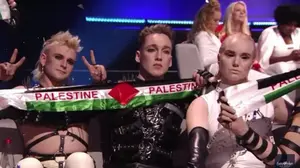 להקת Hatari שייצגה את איסלנד באירוויזיון 2019 בתל אביב מניפה דגל פלסטין