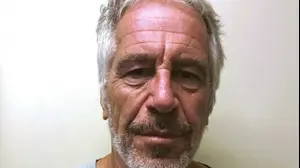 דיווחים בארה"ב: איש העסקים ג'פרי אפשטיין שהורשע בעבירות מין התאבד בתא המעצר