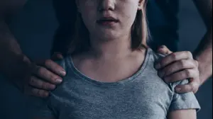 ילדה שעברה התעללות מינית