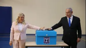 ראש הממשלה בנימין נתניהו ורעייתו שרה מגיעים להצביע בירושלים, 17 בספטמבר 2019