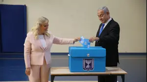 ראש הממשלה בנימין נתניהו ורעייתו שרה מגיעים להצביע בירושלים, 17 בספטמבר 2019