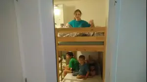 ילדי משפחת עוז ממודיעין, בממ"ד הביתי בעת האזעקה. 12 בנובמבר 2019