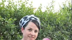 האם ציפי ובתה נועה רחל, שנהרגו בתאונת דרכים בצומת גבעת זאב, והאב אפרים שנפצע בתאונה באורח קשה. זירת התאונה בצומת גבעת זאב.01 בדצמבר 2019.