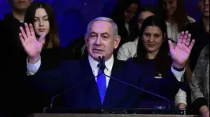 הדלקת נר שמיני של חנוכה של פעילי ליכוד עם רה"מ נתניהו ורעייתו, דן פנורמה ת"א, 29 בדצמבר 2019