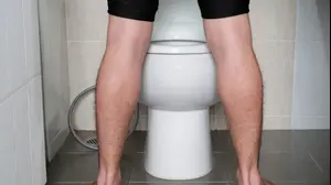 גבר משתין בשירותים