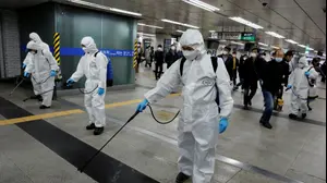 בהלת הקורונה: חיטוי רציפי תחנת רכבת בסיאול שבקוריאה הדרומית. 11 במרץ 2020